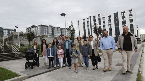 Los integrantes de la junta directiva de la Asociación de Vecinos de Xuxán y sus familias