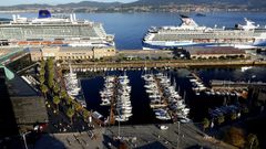 Dos cruceros, en el puerto de Vigo