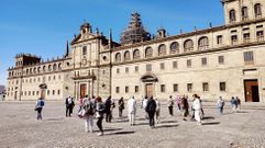 Un grupo de turistas, en la explanada de la Compaa de Monforte, frente al colegio de los Escolapios 