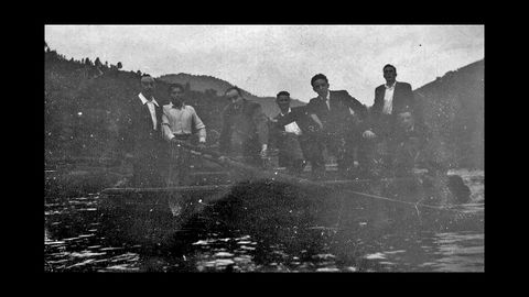 VECI�OS DE CHANTADA DE PASEO EN UNA BARCA EN SERNANDE