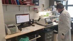 Nueva m�quina instalada en el Chuac por la crisis del coronavirus para los test r�pidos del Covid-19