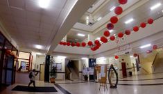 La escuela est� situada en Mart�nez Garrido y organiza actividades conmemorativas. 