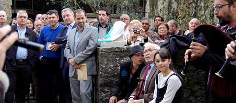 Neira Vilas (sentado) recibi� el caluroso homenaje de los vecinos del municipio de Boqueix�n.