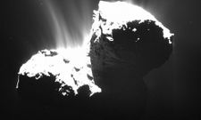Chorros de polvo emergiendo del n�cleo del cometa 67P Churyumov-Gerasimenko. 