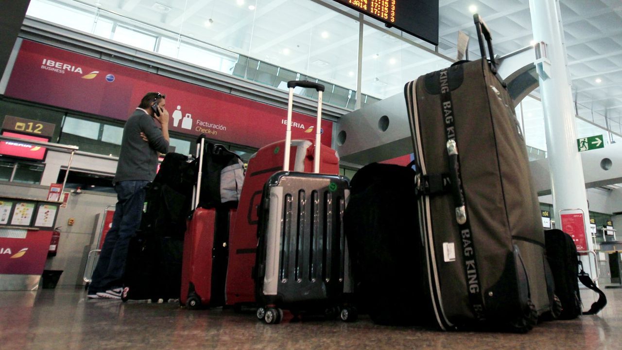 El detenido en Peinador con una maleta llena de armas alega que no lo sabía y que le dieron 3.000 euros por llevarla a Canarias