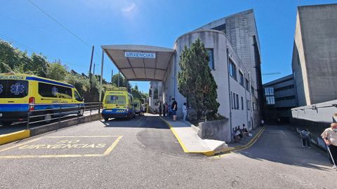 Los heridos fueron trasladado en ambulancia al hospital Montecelo, en Pontevedra. La entrada de urgencias en una imagen de archivo