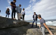 L�pez Marcos, de espaldas, explica al conselleiro y resto de autoridades d�nde estaba la Pedra. 