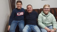 Miro �lvarez, que super� un c�ncer de laringe, con sus hijos mellizos Joaqu�n y Alberto, en una imagen tomada por su mujer, Olga