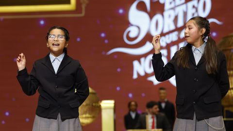 Alba Yadira Machaca e Italy Andrea Blanco cantan el n&uacute;mero agraciado con el premio gordo del Sorteo de la Loter&iacute;a de Navidad.