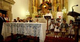 La primera jornada de las fiestas de A Peregrina es una de las que acumula mayor n�mero de actos emblem�ticos en la ciudad: desde la entrega de los premios Amigos de Pontevedra (arriba) hasta la ofrenda floral y la misa solemne, los cabezudos y pasacalles, y la Feira do Mel. 