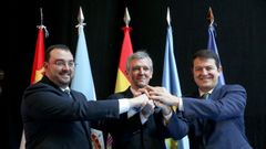 Alfonso Rueda, en el centro, con los presidentes de Asturias, el socialista Adrin Barbn, y de Castilla y Len, el popular Alfonso Fernndez Maueco.