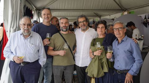 Los asistentes degustan las bebidas de O Ribeiro