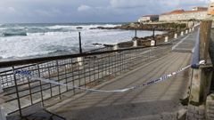 El fuerte oleaje ayer en Cai�n, en fotos