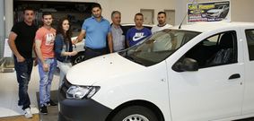 Elena, ayer por la tarde, tomando en sus manos las llaves del Dacia Sandero que le toc� a su pe�a. 