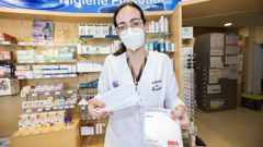 Venta de mascarillas en la farmacia Souto de Carballo