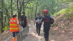 Sanitarios, bomberos y guardias civiles en el rescate de la persona accidentada en la bajada a la cascada de Auga Ca�da (Pant�n)
