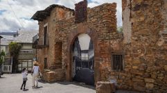 C�rgomo loce para Florencio.Un mural de Xandre reproduce o patio interior da Casa da Cruz, a casa natal de Florencio, da que quedan apenas as paredes exteriores