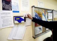 Un funcionario coru��s ficha en la m�quina de la entrada de las dependencias municipales.