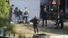 Agentes de la Guardia Civil con maletas con el hach�s intervenido, en la finca de Vilagarc�a que se hab�a inspeccionado en abril.