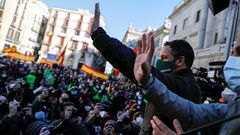 Santiago Abascal saluda a los simpatizantes de Vox concentrados en Barcelona para celebrar el D�a de la Constituci�n