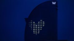 El hotel W de Barcelona, donde ha permanecido confinado durante dos meses su director de mantenimiento, ilumina cada noche su fachada con un mosaico en forma de coraz�n gracias a la luz que sale de diversas habitaciones. Es una especie de mensaje de �nimo a la poblaci�n durante el vigente estado de alarma