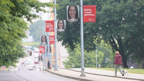 Los carteles del PSOE todava estaban ayer por la calle