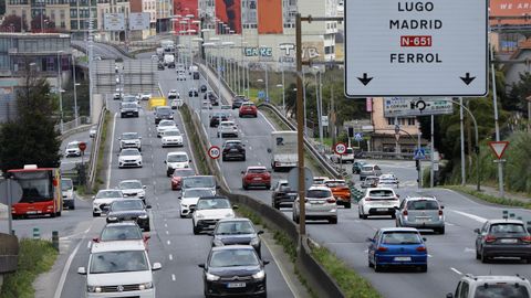 Avenida de Alfonso Molina con el puente de A Pasaxe al fondo