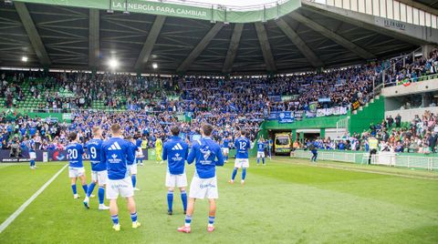 Los jugadores del Oviedo saludan a la aficin azul tras el partido ante el Racing