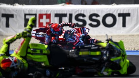 Marc M�rquez, durante la carrera esprint del Gran Premio de Hungr�a, con�Giannantonio cay�ndose en el primer plano de la fotograf�a.