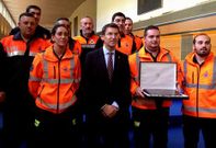 El presidente de la Xunta pos� con los voluntarios de Mux�a tras la entrega de la placa.
