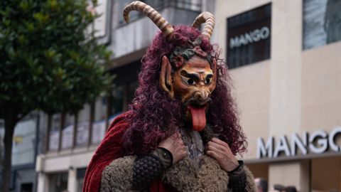 Las calles del centro de Oviedo acogen este jueves el tradicional desfile del día de América en Asturias, en su 72 edición