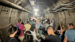 Los pasajeros evacuados que salieron por un tunel de emergencia a pie
