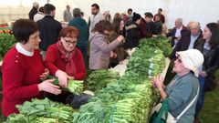 Las productoras locales acuden a la feria para vender sus manojos de grelos