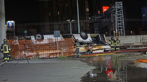 Los servicios de emergencia trabajan en el autobs siniestrado