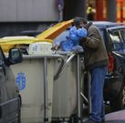 Muchos coru�eses se han visto obligados a buscar entre la basura algo para comer. 