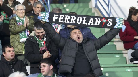 Aficionado del Racing con su bufanda en alto durante el derbi frente al Celta Fortuna. 