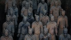 Soldados de terracota, en una de las fosas semienterradas de un museo en China.