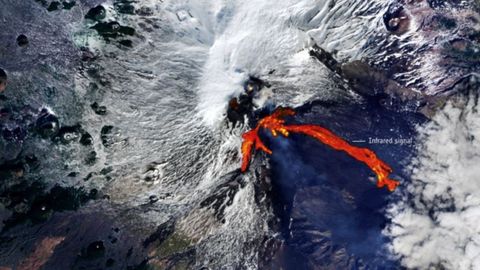 R�os de lava por la erupci�n del Etna