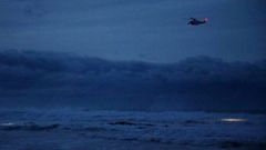 Salvamento Mar�timo busca al beb� arrastrado por un golpe de mar en Navia