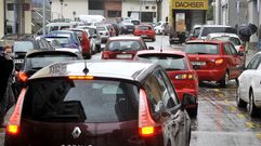 Los conductores aparcan en zona amarilla en el centro de salud