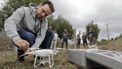 Un curso sobre el uso de drones en la agricultura impartido en el municipio de Cervantes, en una imagen de archivo