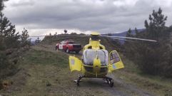 El helic�ptero en el que fue evacuado el herido, posado en el lugar del accidente