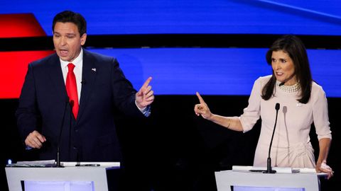 Ron De Santis y Nikki Haley, durante el debate en Iowa.