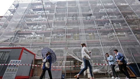 Obras de restauración de la fachada del inmueble que ocupa el Concello de Pontevedra en Michelena 30