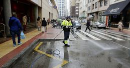 Un operario limpiando una calle en la zona de Cuatro Caminos dentro del plan RUA. 