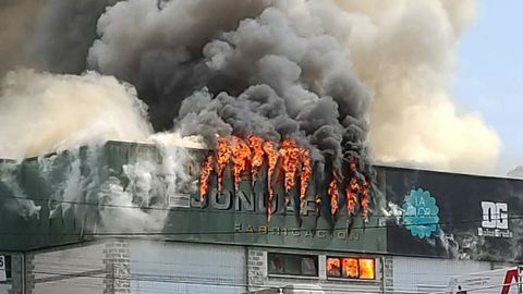 Incendio en la nave de un obrador en Grado