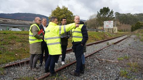 Visita al trazado ferroviario en desudo entre Arcade y Pontevedra, que ser� una v�a verde.