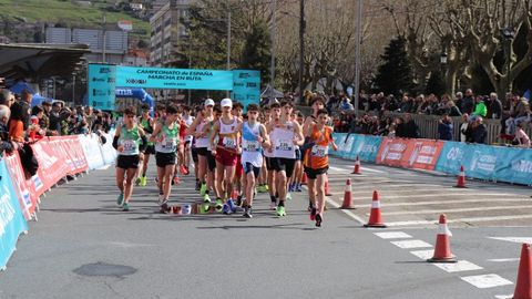 Mateo Valcarce, con los colores de la selecci�n gallega, al frente del pelot�n