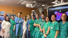 Los cardi�logos Diego P�rez, Irene Valverde y Mar Gonz�lez Vasserot, con el jefe de servicio de Anestesiolog�a, Fernando Cos�o; el doctor del HUCA Jos� Rub�n, y el personal de Enfermer�a