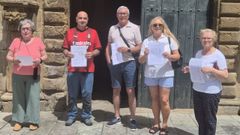 Usuarios y propietarios de negocios estuvieron reuniendo firmas esta ltima semana y ayer las presentaron ante el Concello de Lourenz